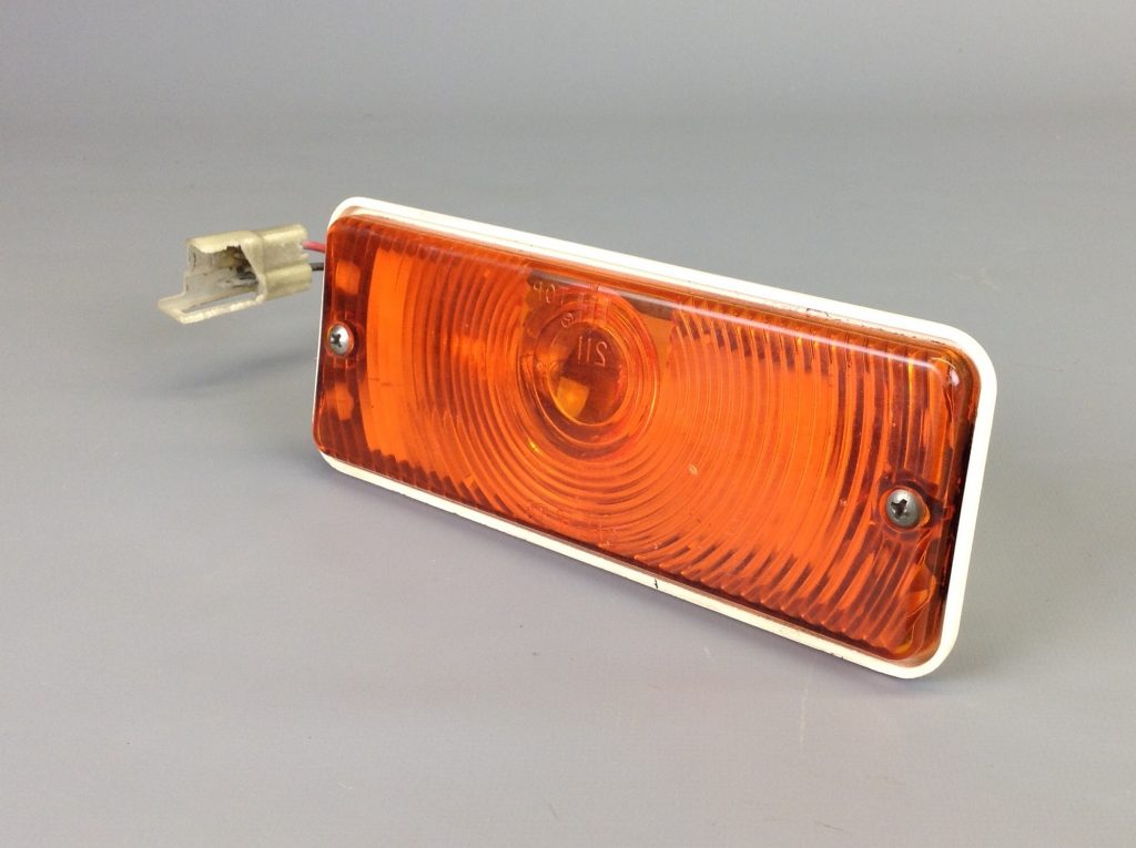 SCOUT II USED FRONT TURN SIGNAL PARKING LIGHT ASSEMBLY IH Scout