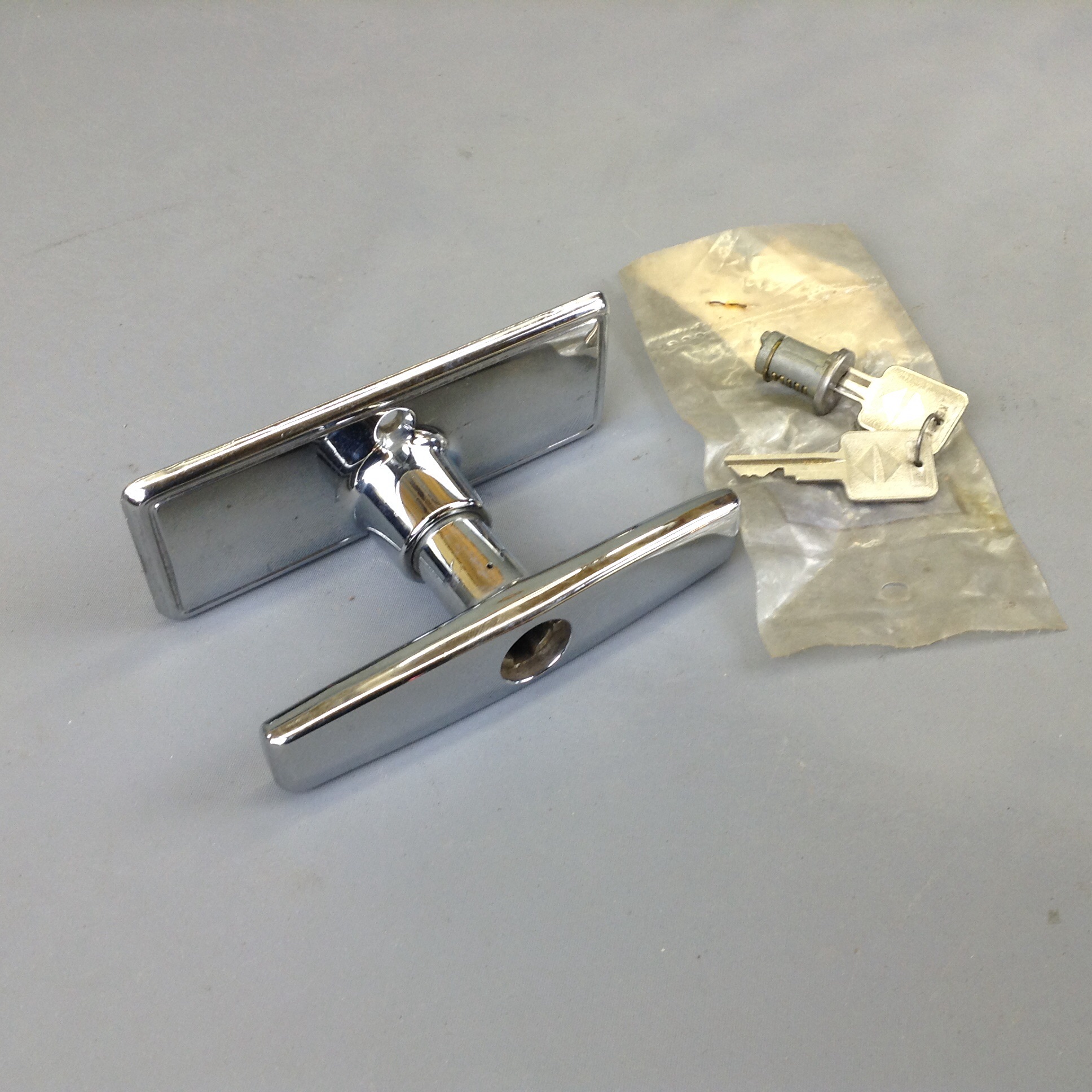 Scout II NOS Lift Gate Handle With Key IH Scout